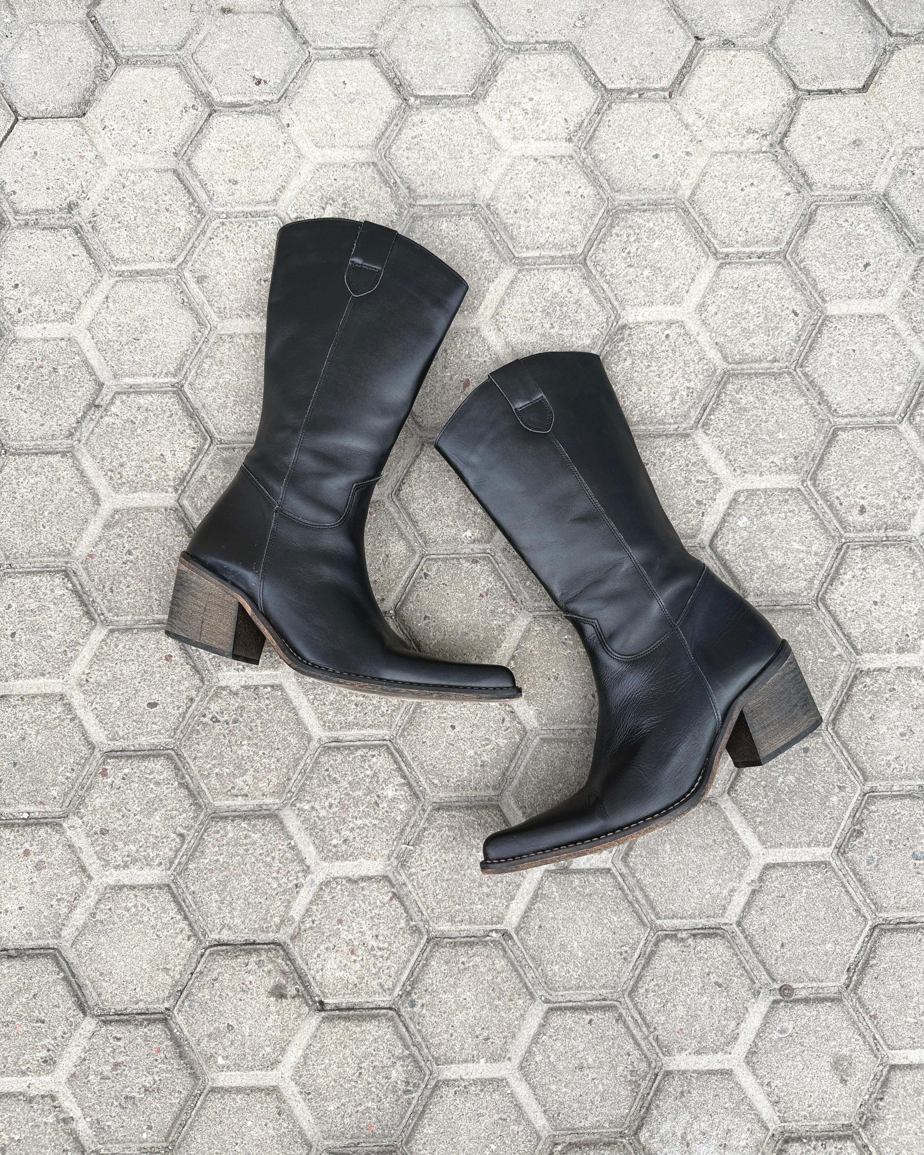 pointed leather cowboy boots