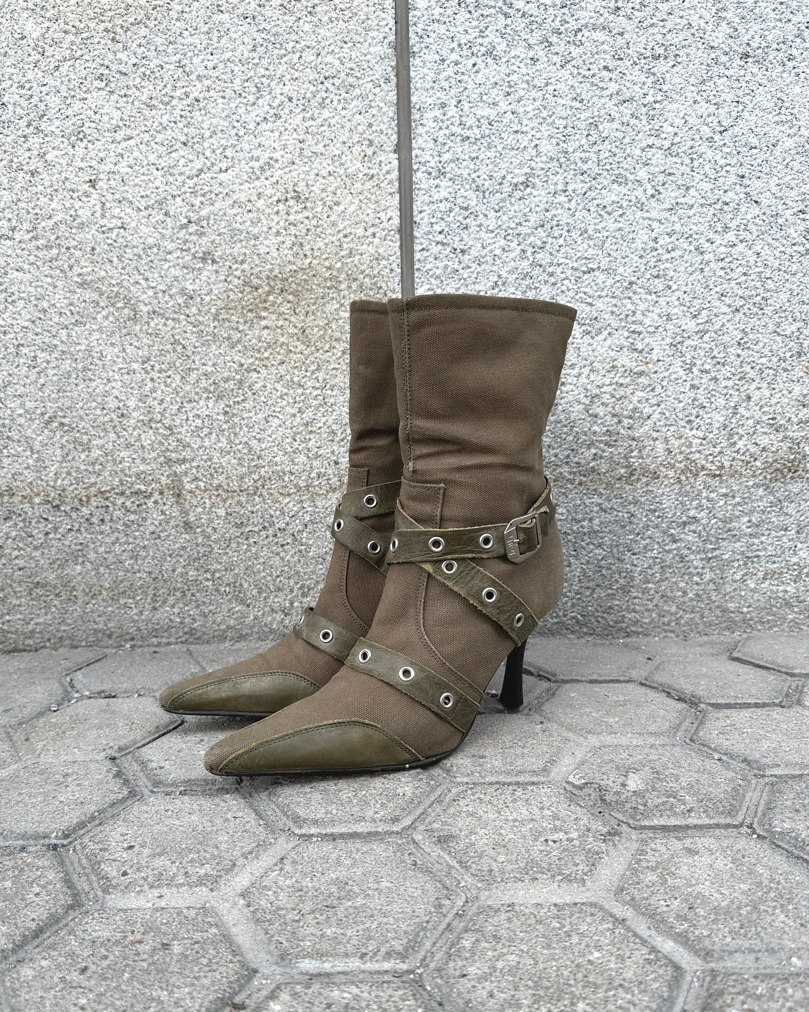 twill heeled ankle boots w leather straps