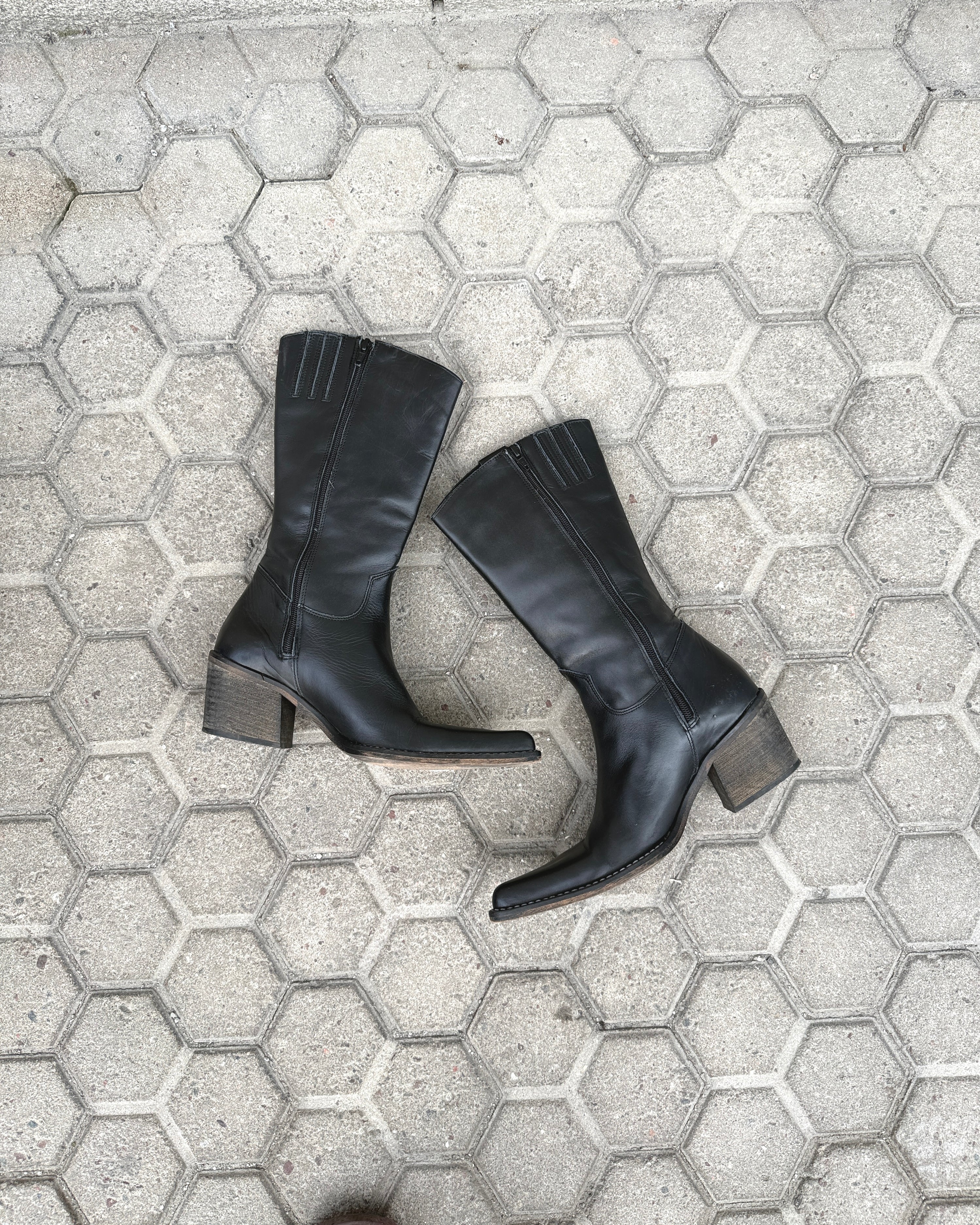 pointed leather cowboy boots